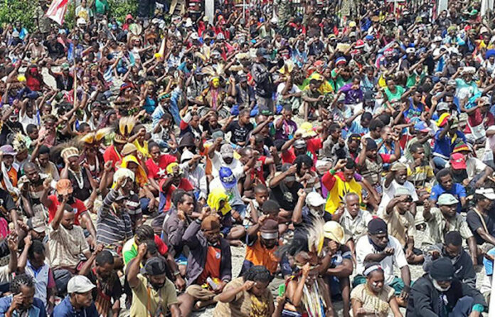 A massive crowd at Timika, Papua, greets the MSG decision to grant West Papuans observer status 2015