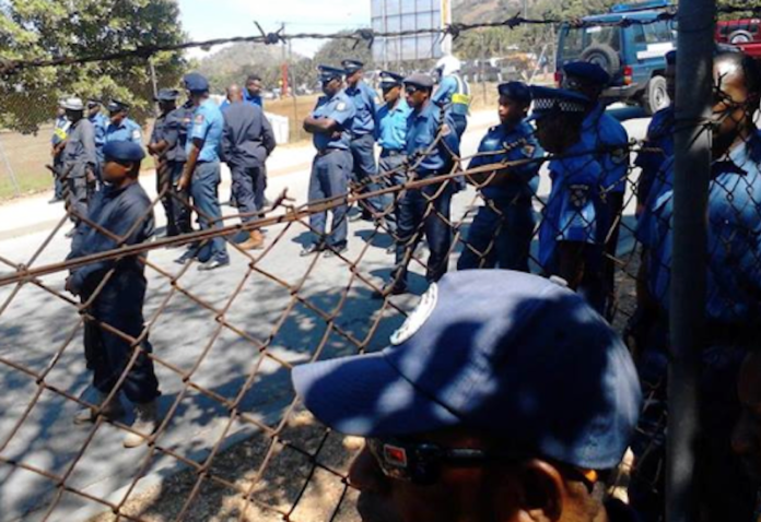 Papua New Guinea police blockading the entrance to the University of Papua New Guinea, where the award-winning Uni Tavur was published and where Asia Pacific Report has a network of correspondents