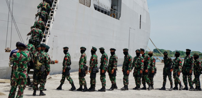 Indonesian soldiers board a transport ship for Papua