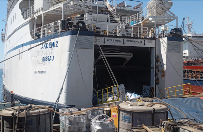 Loading urgent humanitarian aid for Gaza on the Akdeniz ship in Istanbul