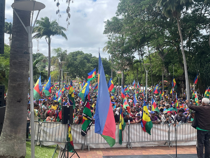 Pro-independence protesters in Place des Cocotiers