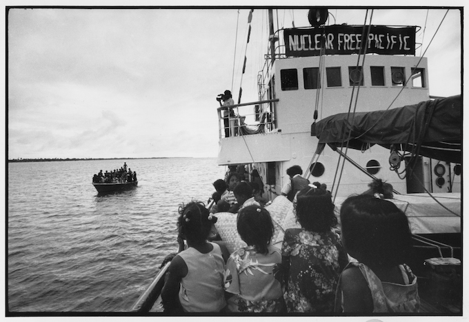 Islanders with their belongings approach the Rainbow Warrior in May 1985