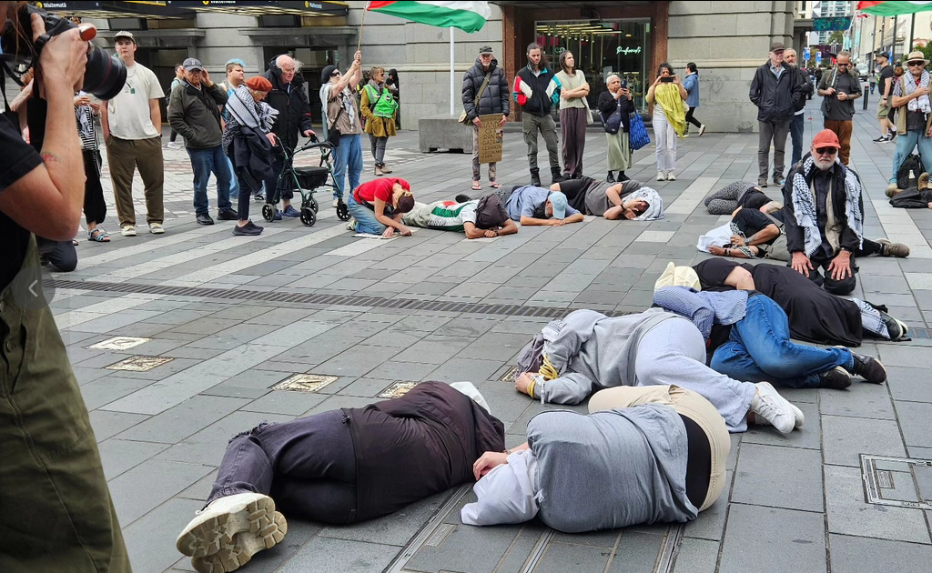 “Tortured Palestinan prisoners” lying on the pavement in street theatre protest