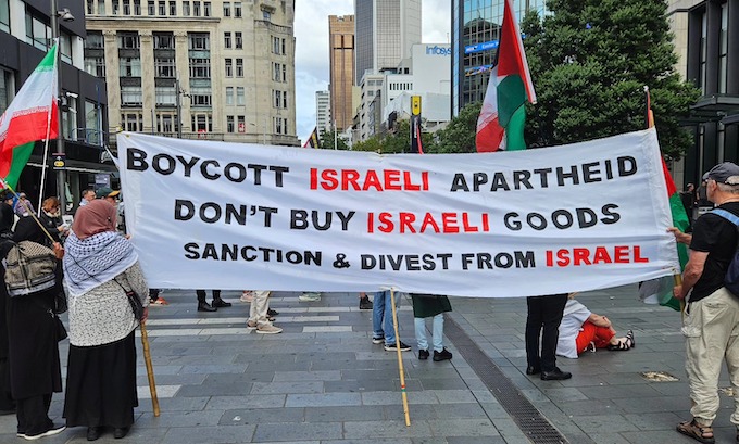 A “Boycott Israeli Apartheid” banner at the Auckland rally
