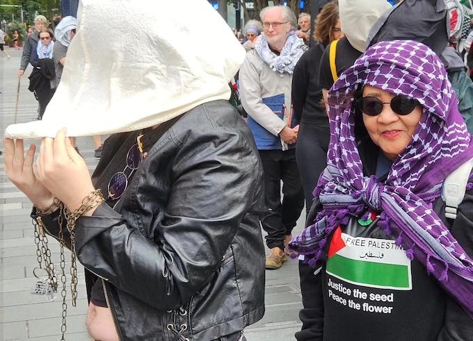 Hooded “Palestinian political prisoners held hostage” 